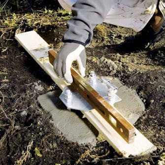 Lipputanko: Tarkista, että jalustan alaosan ja betonin välillä on vähintään 30 mm ilmaa Lipputanko: Tarkista, että jalustan alaosan ja betonin välillä on vähintään 30 mm ilmaa